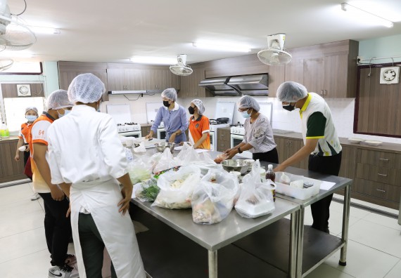 ภาพกิจกรรม  โปรแกรมวิชาวิทยาศาสตร์และเทคโนโลยีการอาหาร จัดอบรมเชิงปฏิบัติการ เรื่อง การสร้างสรรค์เมนูอาหารสุขภาพจากเห็ด