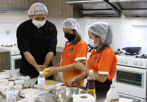 ภาพกิจกรรม  โปรแกรมวิชาวิทยาศาสตร์และเทคโนโลยีการอาหาร จัดอบรมเชิงปฏิบัติการ เรื่อง การสร้างสรรค์เมนูอาหารสุขภาพจากเห็ด