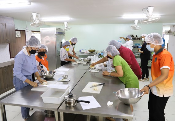 ภาพกิจกรรม  โปรแกรมวิชาวิทยาศาสตร์และเทคโนโลยีการอาหาร จัดอบรมเชิงปฏิบัติการ เรื่อง การสร้างสรรค์เมนูอาหารสุขภาพจากเห็ด