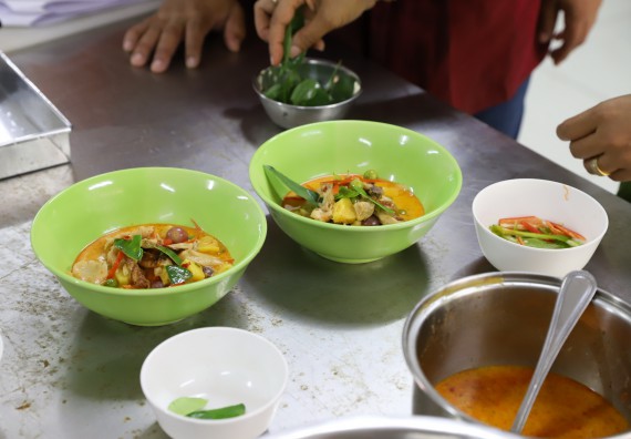 ภาพกิจกรรม  โปรแกรมวิชาวิทยาศาสตร์และเทคโนโลยีการอาหาร จัดอบรมเชิงปฏิบัติการ เรื่อง การสร้างสรรค์เมนูอาหารสุขภาพจากเห็ด