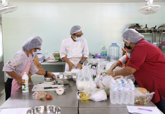 ภาพกิจกรรม  โปรแกรมวิชาวิทยาศาสตร์และเทคโนโลยีการอาหาร จัดอบรมเชิงปฏิบัติการ เรื่อง การสร้างสรรค์เมนูอาหารสุขภาพจากเห็ด