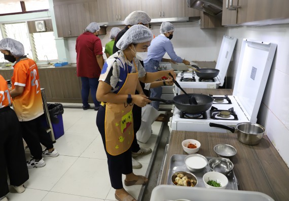 ภาพกิจกรรม  โปรแกรมวิชาวิทยาศาสตร์และเทคโนโลยีการอาหาร จัดอบรมเชิงปฏิบัติการ เรื่อง การสร้างสรรค์เมนูอาหารสุขภาพจากเห็ด