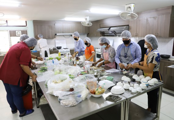 ภาพกิจกรรม  โปรแกรมวิชาวิทยาศาสตร์และเทคโนโลยีการอาหาร จัดอบรมเชิงปฏิบัติการ เรื่อง การสร้างสรรค์เมนูอาหารสุขภาพจากเห็ด