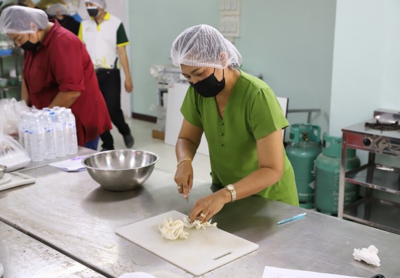 ภาพกิจกรรม  โปรแกรมวิชาวิทยาศาสตร์และเทคโนโลยีการอาหาร จัดอบรมเชิงปฏิบัติการ เรื่อง การสร้างสรรค์เมนูอาหารสุขภาพจากเห็ด