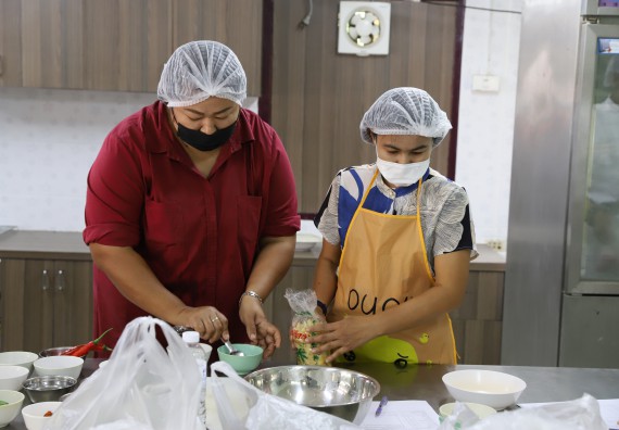 ภาพกิจกรรม  โปรแกรมวิชาวิทยาศาสตร์และเทคโนโลยีการอาหาร จัดอบรมเชิงปฏิบัติการ เรื่อง การสร้างสรรค์เมนูอาหารสุขภาพจากเห็ด