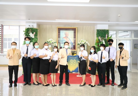 ภาพกิจกรรม  มอบเสื้อกีฬาของคณะวิทยาศาสตร์และเทคโนโลยี ประจำปี 2565 ให้กับรองศาสตราจารย์ ดร.ปรีชา ปัญญา คณบดีคณะวิทยาศาสตร์และเทคโนโลยี