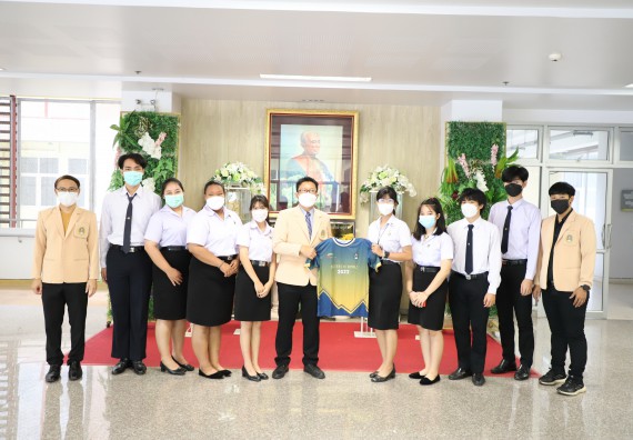 ภาพกิจกรรม  มอบเสื้อกีฬาของคณะวิทยาศาสตร์และเทคโนโลยี ประจำปี 2565 ให้กับรองศาสตราจารย์ ดร.ปรีชา ปัญญา คณบดีคณะวิทยาศาสตร์และเทคโนโลยี