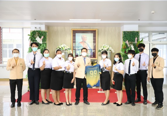 ภาพกิจกรรม  มอบเสื้อกีฬาของคณะวิทยาศาสตร์และเทคโนโลยี ประจำปี 2565 ให้กับรองศาสตราจารย์ ดร.ปรีชา ปัญญา คณบดีคณะวิทยาศาสตร์และเทคโนโลยี