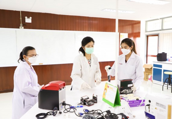 ภาพกิจกรรม  ศูนย์วิทยาศาสตร์และวิทยาศาสตร์ประยุกต์ จัดอบรมเชิงปฏิบัติการสกัด DNA จากตัวอย่างข้าว โดยใช้ชุด DNA extraction kit และการศึกษาวิธีการตรวจโควิด 19 ด้วยวิธี RT-PCR