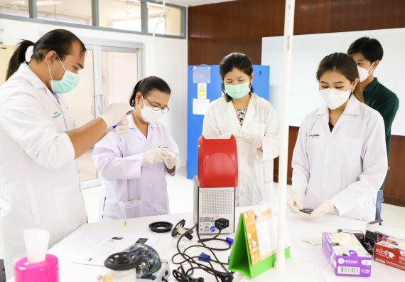 ภาพกิจกรรม  ศูนย์วิทยาศาสตร์และวิทยาศาสตร์ประยุกต์ จัดอบรมเชิงปฏิบัติการสกัด DNA จากตัวอย่างข้าว โดยใช้ชุด DNA extraction kit และการศึกษาวิธีการตรวจโควิด 19 ด้วยวิธี RT-PCR