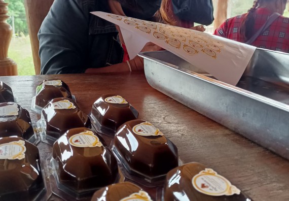 ภาพกิจกรรม  โปรแกรมวิชาเคมี จัดกิจกรรมผลิตภัณฑ์สบู่กลีเซอรีนชนิดก้อนผสมสมุนไพรจากแก่นมะขาม