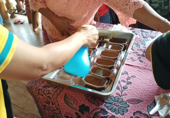 ภาพกิจกรรม  โปรแกรมวิชาเคมี จัดกิจกรรมผลิตภัณฑ์สบู่กลีเซอรีนชนิดก้อนผสมสมุนไพรจากแก่นมะขาม