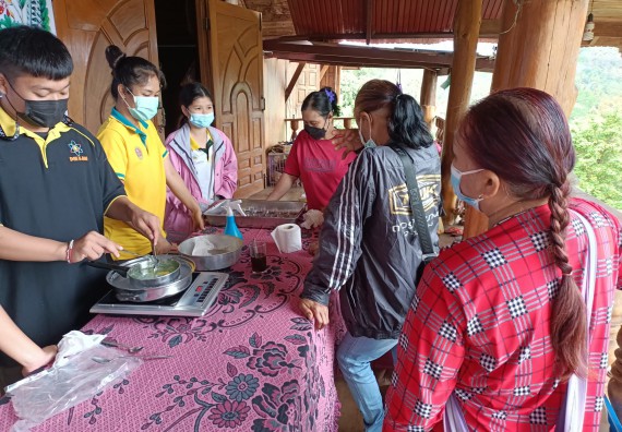 ภาพกิจกรรม  โปรแกรมวิชาเคมี จัดกิจกรรมผลิตภัณฑ์สบู่กลีเซอรีนชนิดก้อนผสมสมุนไพรจากแก่นมะขาม