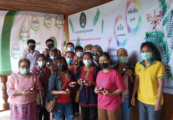 ภาพกิจกรรม  โปรแกรมวิชาเคมี จัดกิจกรรมผลิตภัณฑ์สบู่กลีเซอรีนชนิดก้อนผสมสมุนไพรจากแก่นมะขาม