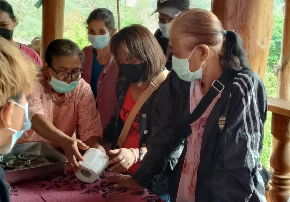 ภาพกิจกรรม  โปรแกรมวิชาเคมี จัดกิจกรรมผลิตภัณฑ์สบู่กลีเซอรีนชนิดก้อนผสมสมุนไพรจากแก่นมะขาม