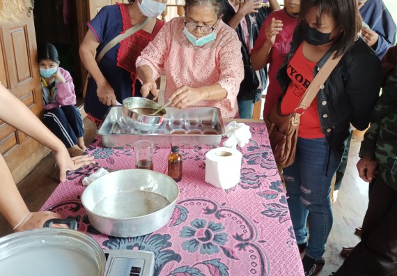 ภาพกิจกรรม  โปรแกรมวิชาเคมี จัดกิจกรรมผลิตภัณฑ์สบู่กลีเซอรีนชนิดก้อนผสมสมุนไพรจากแก่นมะขาม