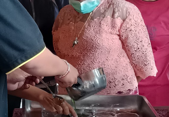 ภาพกิจกรรม  โปรแกรมวิชาเคมี จัดกิจกรรมผลิตภัณฑ์สบู่กลีเซอรีนชนิดก้อนผสมสมุนไพรจากแก่นมะขาม