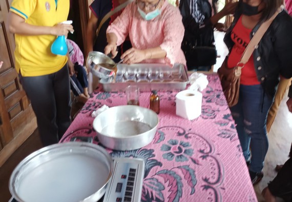 ภาพกิจกรรม  โปรแกรมวิชาเคมี จัดกิจกรรมผลิตภัณฑ์สบู่กลีเซอรีนชนิดก้อนผสมสมุนไพรจากแก่นมะขาม