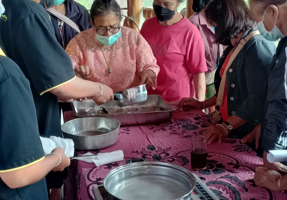 ภาพกิจกรรม  โปรแกรมวิชาเคมี จัดกิจกรรมผลิตภัณฑ์สบู่กลีเซอรีนชนิดก้อนผสมสมุนไพรจากแก่นมะขาม