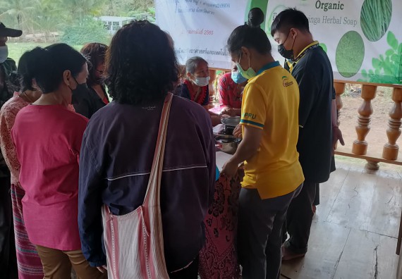 ภาพกิจกรรม  โปรแกรมวิชาเคมี จัดกิจกรรมผลิตภัณฑ์สบู่กลีเซอรีนชนิดก้อนผสมสมุนไพรจากแก่นมะขาม