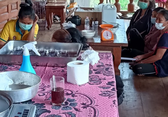 ภาพกิจกรรม  โปรแกรมวิชาเคมี จัดกิจกรรมผลิตภัณฑ์สบู่กลีเซอรีนชนิดก้อนผสมสมุนไพรจากแก่นมะขาม