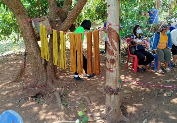 ภาพกิจกรรม  โปรแกรมวิชาเคมี จัดการฝึกอบมเชิงปฏิบัติการการย้อมเส้นด้ายฝ้ายด้วยสีจากธรรมชาติ