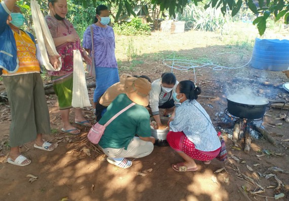 ภาพกิจกรรม  โปรแกรมวิชาเคมี จัดการฝึกอบมเชิงปฏิบัติการการย้อมเส้นด้ายฝ้ายด้วยสีจากธรรมชาติ