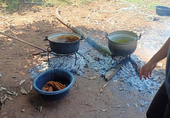 ภาพกิจกรรม  โปรแกรมวิชาเคมี จัดการฝึกอบมเชิงปฏิบัติการการย้อมเส้นด้ายฝ้ายด้วยสีจากธรรมชาติ