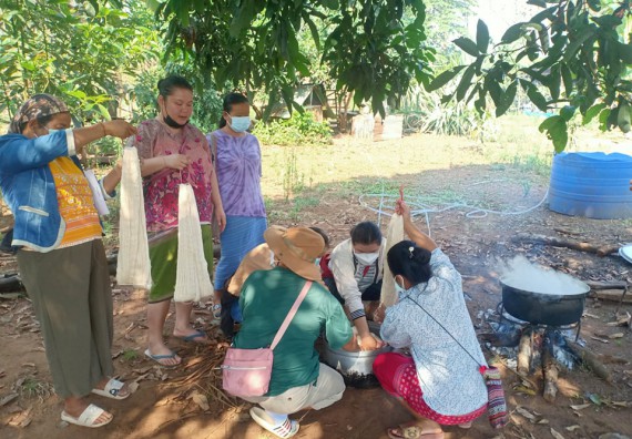 ภาพกิจกรรม  โปรแกรมวิชาเคมี จัดการฝึกอบมเชิงปฏิบัติการการย้อมเส้นด้ายฝ้ายด้วยสีจากธรรมชาติ