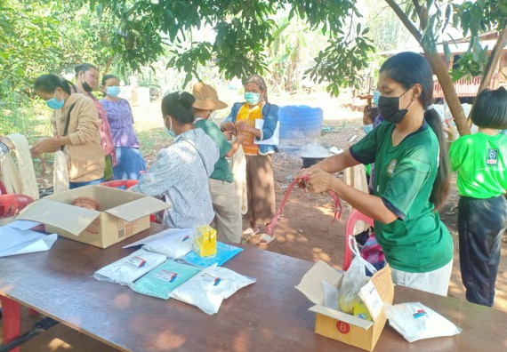 ภาพกิจกรรม  โปรแกรมวิชาเคมี จัดการฝึกอบมเชิงปฏิบัติการการย้อมเส้นด้ายฝ้ายด้วยสีจากธรรมชาติ
