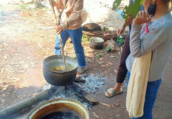 ภาพกิจกรรม  โปรแกรมวิชาเคมี จัดการฝึกอบมเชิงปฏิบัติการการย้อมเส้นด้ายฝ้ายด้วยสีจากธรรมชาติ