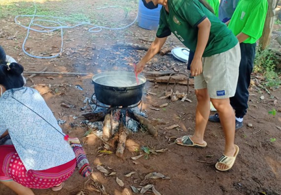 ภาพกิจกรรม  โปรแกรมวิชาเคมี จัดการฝึกอบมเชิงปฏิบัติการการย้อมเส้นด้ายฝ้ายด้วยสีจากธรรมชาติ