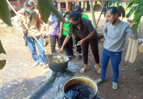 ภาพกิจกรรม  โปรแกรมวิชาเคมี จัดการฝึกอบมเชิงปฏิบัติการการย้อมเส้นด้ายฝ้ายด้วยสีจากธรรมชาติ
