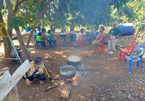 ภาพกิจกรรม  โปรแกรมวิชาเคมี จัดการฝึกอบมเชิงปฏิบัติการการย้อมเส้นด้ายฝ้ายด้วยสีจากธรรมชาติ