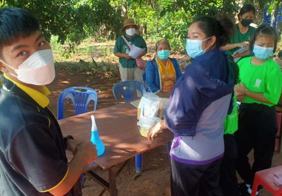 ภาพกิจกรรม  โปรแกรมวิชาเคมี จัดการฝึกอบมเชิงปฏิบัติการการย้อมเส้นด้ายฝ้ายด้วยสีจากธรรมชาติ