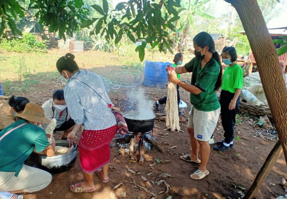 ภาพกิจกรรม  โปรแกรมวิชาเคมี จัดการฝึกอบมเชิงปฏิบัติการการย้อมเส้นด้ายฝ้ายด้วยสีจากธรรมชาติ
