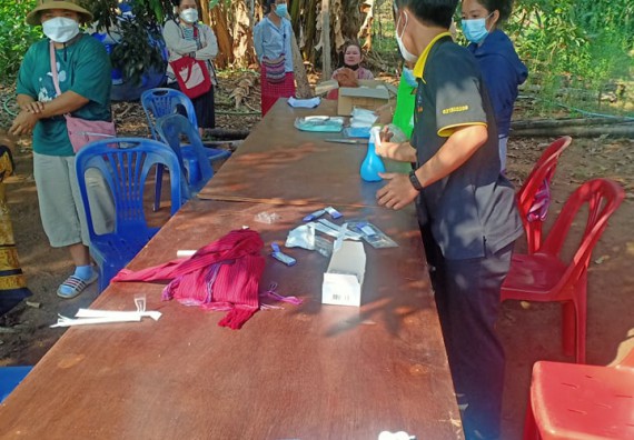 ภาพกิจกรรม  โปรแกรมวิชาเคมี จัดการฝึกอบมเชิงปฏิบัติการการย้อมเส้นด้ายฝ้ายด้วยสีจากธรรมชาติ