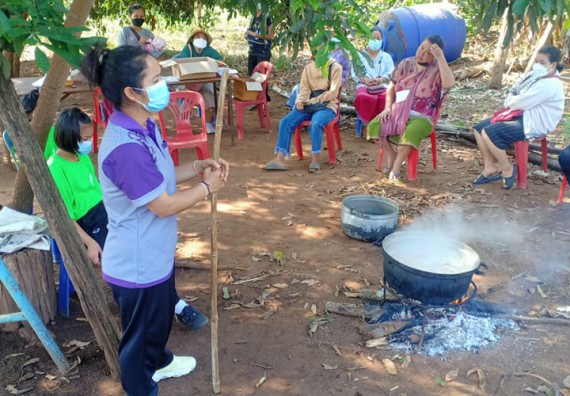 ภาพกิจกรรม  โปรแกรมวิชาเคมี จัดการฝึกอบมเชิงปฏิบัติการการย้อมเส้นด้ายฝ้ายด้วยสีจากธรรมชาติ