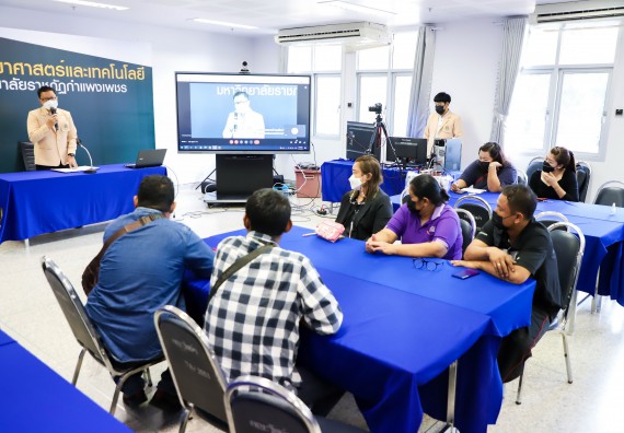 ภาพกิจกรรม  คณะวิทยาศาสตร์และเทคโนโลยี จัดอบรมเชิงปฏิบัติการ เรื่อง การถ่ายทอดเทคโนโลยีประชาสัมพันธ์เพื่อการตลาดและส่งเสริมการขาย