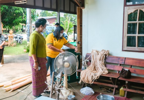 ภาพกิจกรรมคณะวิทยาศาสตร์และเทคโนโลยี จัดอบรมเชิงปฏิบัติการ เรื่อง การปั่นด้ายจากใยกล้วยผสมฝ้าย
