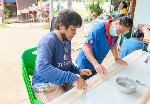 ภาพกิจกรรมคณะวิทยาศาสตร์และเทคโนโลยี จัดอบรมเชิงปฏิบัติการ เรื่อง การปั่นด้ายจากใยกล้วยผสมฝ้าย