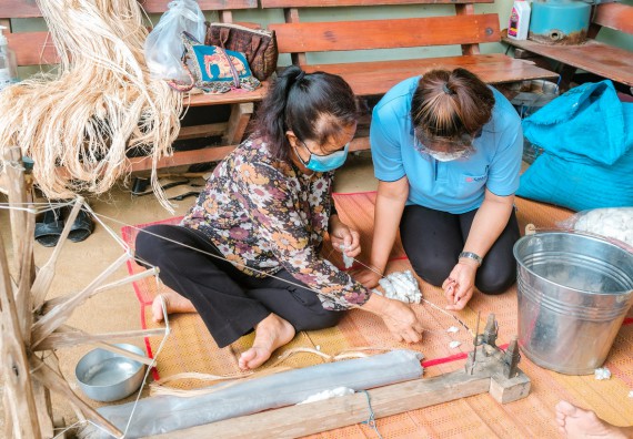 ภาพกิจกรรมคณะวิทยาศาสตร์และเทคโนโลยี จัดอบรมเชิงปฏิบัติการ เรื่อง การปั่นด้ายจากใยกล้วยผสมฝ้าย