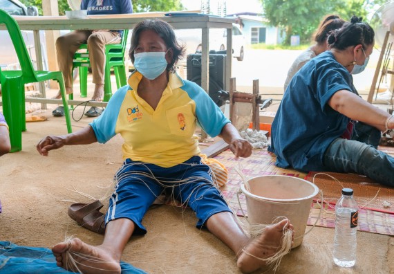 ภาพกิจกรรมคณะวิทยาศาสตร์และเทคโนโลยี จัดอบรมเชิงปฏิบัติการ เรื่อง การปั่นด้ายจากใยกล้วยผสมฝ้าย