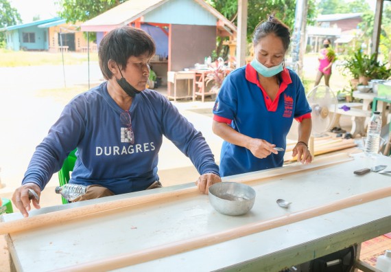 ภาพกิจกรรมคณะวิทยาศาสตร์และเทคโนโลยี จัดอบรมเชิงปฏิบัติการ เรื่อง การปั่นด้ายจากใยกล้วยผสมฝ้าย