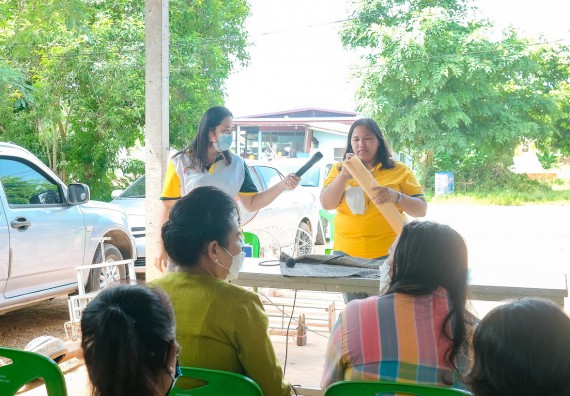 ภาพกิจกรรมคณะวิทยาศาสตร์และเทคโนโลยี จัดอบรมเชิงปฏิบัติการ เรื่อง การปั่นด้ายจากใยกล้วยผสมฝ้าย