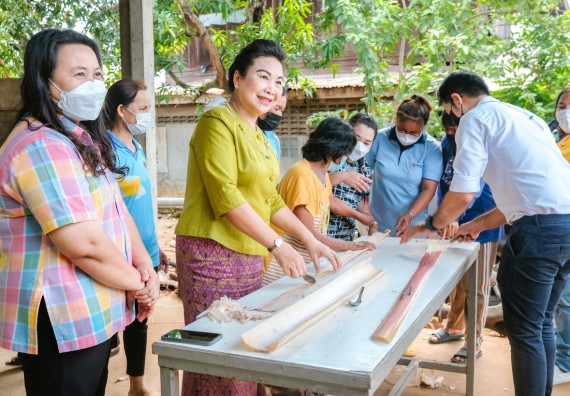 ภาพกิจกรรมคณะวิทยาศาสตร์และเทคโนโลยี จัดอบรมเชิงปฏิบัติการ เรื่อง การปั่นด้ายจากใยกล้วยผสมฝ้าย