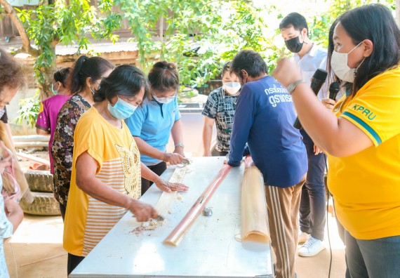 ภาพกิจกรรมคณะวิทยาศาสตร์และเทคโนโลยี จัดอบรมเชิงปฏิบัติการ เรื่อง การปั่นด้ายจากใยกล้วยผสมฝ้าย