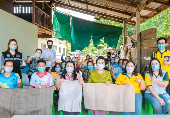 ภาพกิจกรรมคณะวิทยาศาสตร์และเทคโนโลยี จัดอบรมเชิงปฏิบัติการ เรื่อง การปั่นด้ายจากใยกล้วยผสมฝ้าย