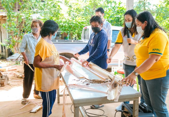 ภาพกิจกรรมคณะวิทยาศาสตร์และเทคโนโลยี จัดอบรมเชิงปฏิบัติการ เรื่อง การปั่นด้ายจากใยกล้วยผสมฝ้าย