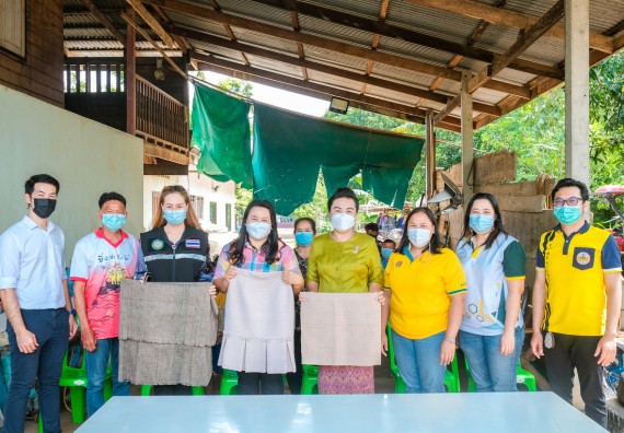 ภาพกิจกรรมคณะวิทยาศาสตร์และเทคโนโลยี จัดอบรมเชิงปฏิบัติการ เรื่อง การปั่นด้ายจากใยกล้วยผสมฝ้าย